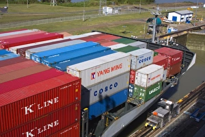 Central America Transportation Drucke: Container ship in Miraflores Locks, Panama Canal, Panama, Central America