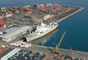 Container Terminal Europe Drucke: Container terminal and cargo ship