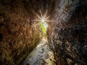 Bogenpassage mit Kragsteinen bei Sonnenuntergang, Cahal Pech Archäologische Reserve, San Ignacio, Cayo Bezirk, Belize.