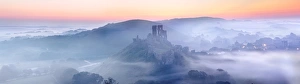 Corfe Burg im Nebel; Corfe; Dorset; England; Vereinigtes Königreich der Britischen und irischer Union (Europa)