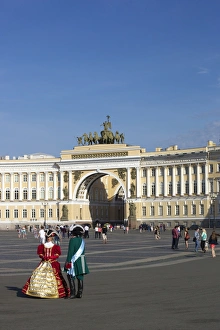 Traditional Russian Culture Drucke: Costumed figures in Palace Square