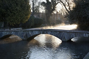 Stone Arch Bridge Europe Drucke: Cotswold stone bridge over River Windrush in mist, Bourton-on-the-Water, Cotswolds