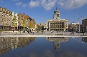 Bilder Datiert 4. Januar 2000: Ratssaal spiegelt sich im Unendlichen Becken wider und die Brunnen im neu renovierten alten Marktplatz im Stadtzentrum
