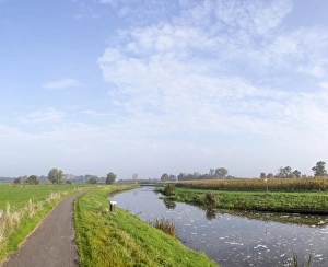 Landwirtschaftlicher Radweg entlang des Flusses Mark in der Stadt Breda im Norden von Nordbrabant in den Niederlanden (Holland) und Europa