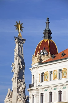 Grauenburghalle und Trinitäts-Säule im Széchenyi-Platz, Pécs Südungarnisch-Halbinsel Ungarn Europa