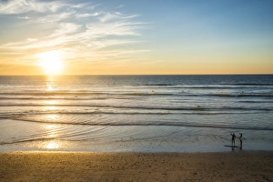 California Coastline Photography Drucke: Couple in backlight walking at sunset, Del Mar, California, United States of America