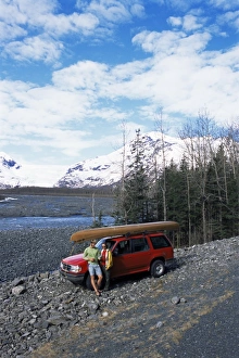 North America Road Trip Drucke: Couple with canoe checking their map at Exit Glacier