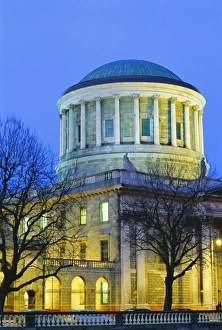 Illuminated Buildings Europe Drucke: The Four Courts at dusk