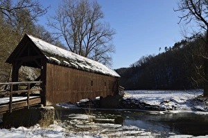 Drucke von Brücke über den Nebelhaufen im Winter am Neckartal in Baden-Württemberg Deutschland Europa Baden Württemberg Drucke: Brücke über den Winterfluss des Rheins im Neckartal am Himmelreichsrand von Deutschland