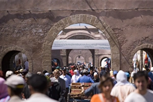 Moroccan Market Scene Drucke: Crowd in the Medina