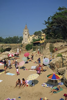 Portugal Tourism Drucke: Crowded beach at Cascais