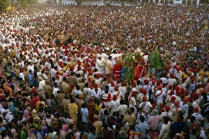 Uttar Pradesh Travel Destinations Drucke: Crowds gathering to see a performance of the Ramlilla, Varanasi, Uttar Pradesh state