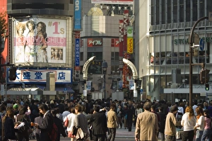 Shibuya Scramble Intersection Drucke: Crowds of people