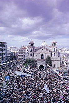 Crowded City Streets Drucke: Crowds of pilgrims and devotees
