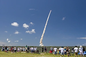 Florida Travel Destination Drucke: Crowds watch launch of Space Shuttle Discovery