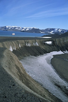 Polar Regions Travel Destinations Drucke: Cruise ship at recently active volcano, last eruption 1970, Deception Island