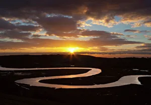 East Sussex Drucke: Der Cuckmere fließt am Sonnenuntergang in der Nähe von Seaford im Südlichen Dover-Wald Nationalpark Ost-Sussex Engeland