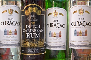 Drucke von Rumflaschen aus Curaçao in Willemstad auf der Insel Curaçao im Niederländischen Antillen im westlichen Teil Südamerikas Willemstad Drucke: Kuraasko-Rum Flaschen