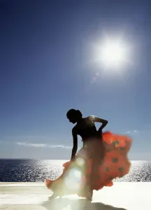 Drucke von Flamenkodanz am Meer unter voller Sonne auf Ibiza in Spanien und Europa Spanien Drucke: Folks Tanz am Meer mit Flamencodance im vollen Sonnenlicht auf Ibiza Spanien Europa