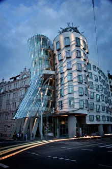 Drucke von Tanzbühne (Fred und Ginger Gebäude), von Frank Gehry erbaut im Jahr 1996 am Abend in Prag, Tschechische Republik Tschechische Republik Drucke: Tanzbühne (Fred und Ginger Gebäude), von Frank Gehry erbaut im Jahr 1996