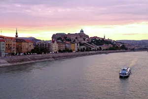 Drucke von Der Donaufluss und das Budasches Schloss in Budapest Ungarn Europa Ungarn Drucke: Der Donaufluss und das Budahaus in der Stadt Budapest Ungarn Europa