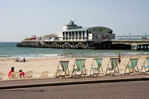 Dorset Drucke: Sitzgelegenheiten am Dachboden und Strandpier in Bournemouth im Dorf Dorset in England Großbritannien Europa