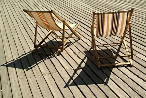 Drucke von Sitzplätze am Strandpavillon der Seepromenade (La Planche), Deauville, Kuste von Fleursblumen in Calvados im Département Nord in Frankreich und Europa Calvados Drucke: Kajakstühle am Seestrandpavillon (La Planche), Deauville, Kôte Fleuri