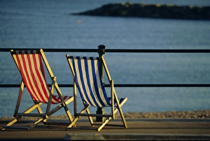 European Seaside Destinations Drucke: Two deckchairs on the seafront, Sidmouth, Devon, England, UK, Europe