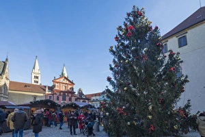 Colourful European Cityscape Drucke: A decorated Christmas tree frames the St. George Church, Prague, Czech Republic, Europe