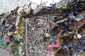 Drucke von Zerstörung von Mustern auf Glas-, Spiegel- und Keramikfragmente sowie anderen Objektelementen im Stuck verewigt der Bildhauer Isaiah Zagar an Südstraße in Philadelphia (Pennsylvania) Bilder Datiert 2006 Januar: Zerstörung von Mustern im Glas