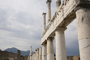 Colorful Italian Landscapes Drucke: Decumano Maximo columns, Pompeii, UNESCO World Heritage Site, Campania, Italy, Europe