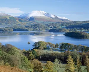 Derwent-Wasser mit Blencathra hinter sich und dem Talschaft des Lake-Distrikts in der Grafschaft Cumberland im Vereinigten Königreich