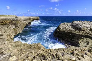 Teufelsbrücke aus geologischem Kalkstein und Architektur in Willikies auf der Insel Antigua