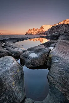 Die Teufelskinn bei Sonnenuntergang in Tungeneset auf der Insel Senja im Fylke Troms og Finnmark in Norwegen Skandinavien Europa
