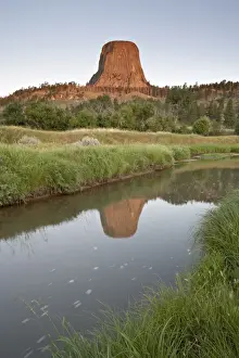 Blue Sky Photography Drucke: Devils Tower reflected in a stream, Devils Tower National Monument