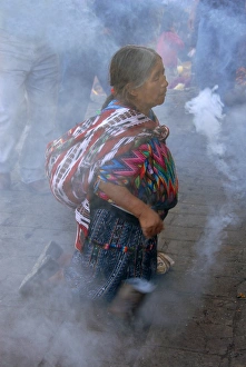 Central America Travel Images Drucke: Devotee in St. Thomas church, Chichicastenango, Guatemala, Central America
