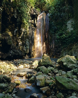 Windward Islands Tourism Drucke: Diamond Falls, St