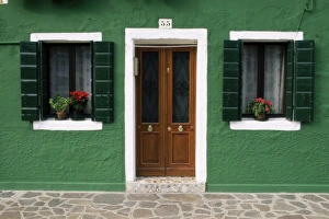 Tür und Fenster eines Hauses