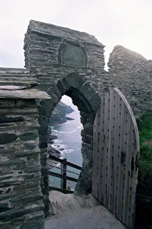 Schloss Drucke: Torweg zu Tintagal Schloss in Kornwall im Vereinigten Königreich von Großbritannien und Nordirland in Europa