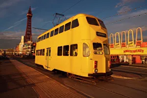 Doppelstocktram und Eiffelturm in Blackpool, Lancaster (England), Vereinigtes Königreich