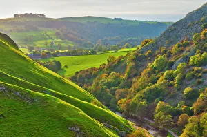 Derbyshire Drucke: Dovedale im Peak-Distrikt-Nationalpark in der Grafschaft Derbyshire in England