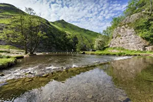 Derbyshire Drucke: Spiegelungen von Dove Dale, Wanderer auf Steinen und Thorpe Cloud