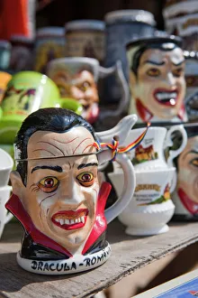 Drucke von Vampire-Kopfchen aus dem Drachenburg (Braner Schloss), Bran im Burzenland (Transsilvanien) in Rumänien und Europa Rumänien Drucke: Der Drakula-Mug ist von der Braunkastele (Braunkastell) in Brân