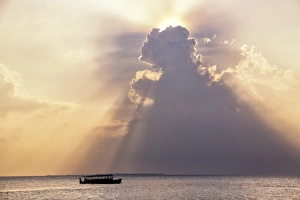 Maldives Sunset Drucke: Dramatic cloud formations and boat in silhoutte at sunset, Dhuni Kolhu, Baa Atoll