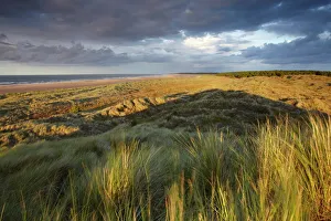 Drastisches letztes Licht auf den Dünen über Blick aus dem Holkham-Bay in Norfolk, England