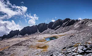 Spanish Mountain Scenery Drucke: Dramatic rugged mountain range with a lake
