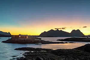 Scandinavian Coastal Scenes Drucke: Dramatic sky at dawn over traditional rorbu