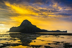 Philippines Travel Destination Drucke: Dramatic sunset light over the bay of El Nido