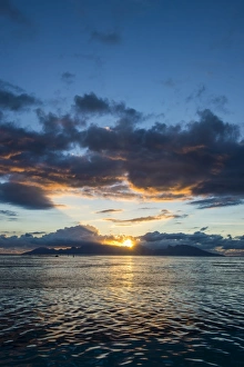 Sunset Over Water Drucke: Dramatic sunset over Moorea, Papeete, Tahiti, Society Islands, French Polynesia, Pacific
