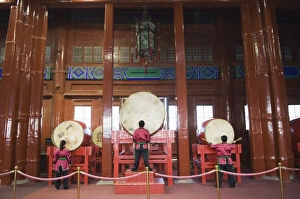 Chinese Historical Landmark Drucke: Drummers inside The Drum Tower